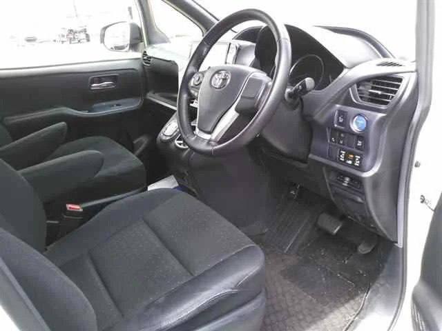 Toyota Voxy 2021 фото 7