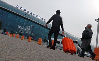 Власти РФ согласовывают дополнительный сбор средств с авиапассажиров для поддержки отечественных самолетовВ стоимость авиабилетов в России может быть включен дополнительный сбор «для поддержки поставок новых российских самолетов». Билеты на внутренние рейс