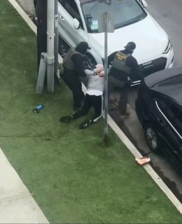 סרטון מראה סוכן קרח מכוון אקדח אל מול עובר אורח מצפון הוליווד