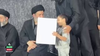 🎥 אמר את הסיפור המעניין של ילד שנכח בטקס הערב עם בנו של מנהיג המהפכה שנהרג; מציג תמונה של מר נהרג ומנסה לצ…