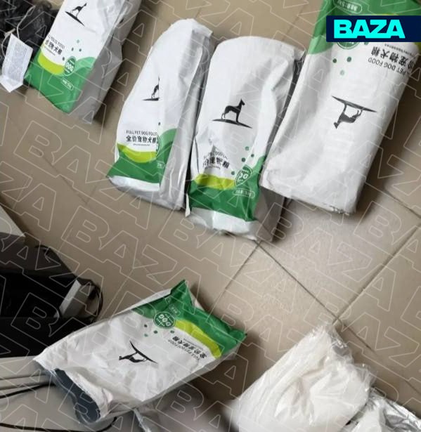 ברוסיה ניסו להבריח 25 קילוגרמים של סמים קשים בשווי 7 מיליון רובל באריזות מזון לכלבים. לדברי באזה, החומר החז…