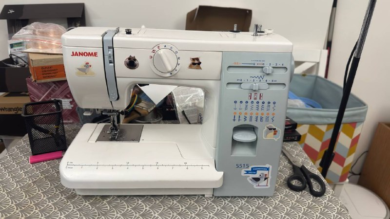 Швейная машинка Janome 5515. Обслужена в идеальном состоянии+ мноооого ниток, шпулек, иголок — фото 1