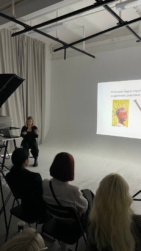 Сегодня состоялся первый официальный выпускной курса!И мы — в Station Studio 💙Не просто так выбрала это место для проведения нашего волосистого выпускного — тут есть все из моих хотелок. Команда всегда отвечает моим запросам на свет, красивую мебель, циклораму, проектор… И за сервис отдельное спасибо — приятно к вам возвращаться 🫶🏻Сегодня состоялся первый официальный выпускной курса!И мы — в Station Studio 💙Не просто так выбрала это место для проведения нашего волосистого выпускного — тут есть все из моих хотелок. Команда всегда отвечает моим запросам на свет, красивую мебель, циклораму, проектор… И за сервис отдельное спасибо — приятно к вам возвращаться 🫶🏻