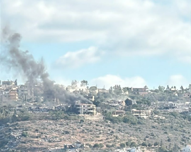 דחוף: הכיבוש הישראלי שורף בתים ורכוש בעיירה מנצורי, דרומית ללבנון.