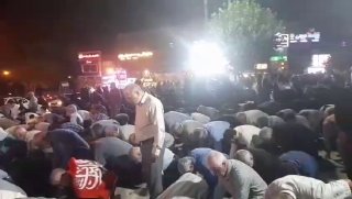 🎦 מתפללים תפילה לאימאם זמאן בהתכנסות האנשים בכיכר השנייה של שאהרן
