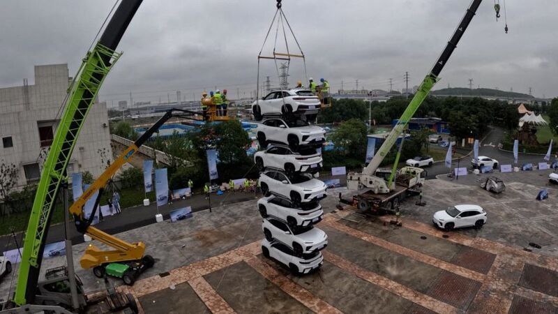 Chery соорудила башню из семи кроссоверов, скопировав рекламную компанию Volvo