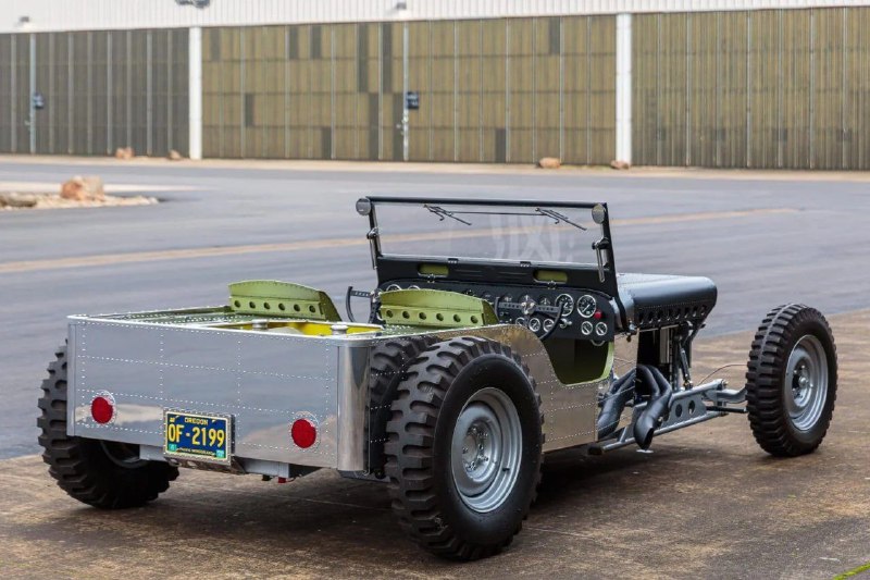 Армейский Willys 1942 года, стилизованный под военный самолёт, продали в США за 100 тысяч долларов. 2