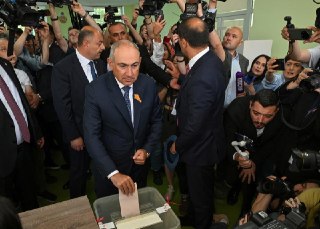 Партия Пашиняна побеждает на парламентских выборах после подсчета всех голосовПартия премьер-министра Армении Никола Пашиняна «Гражданский договор» набирает 49,81% голосов после подсчета всех бюллетеней. Об этом сообщило агентство Arka со ссылкой на данные