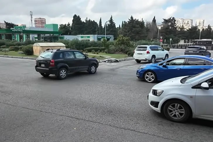בבאקו הציעו להתקין רמזור בצומת בעייתי. מצא וצור קשר