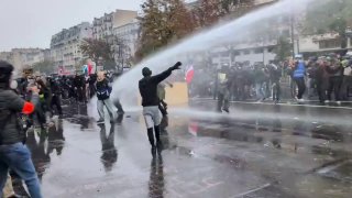 יותר מ-400 אלף איש הפגינו בצרפת, כך מדווח BFMTV. איגודי עובדים, סטודנטים ו"האפודים הצהובים" הצטרפו להפגנות…