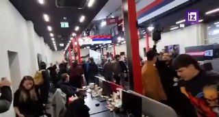 קהל של מתנגדים, במצב של זעם, הגיע לערוץ הטלוויזיה מודיע, הידוע בתמיכתו בנשיא סרביה לשעבר, אלכסנדר ווצ'יץ'…