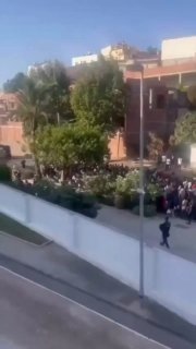 המשטרה הספרדית מעבירה היום אלפי מהגרים אפריקאים מהחופים והרחובות של סאוטה למחנות זמניים.