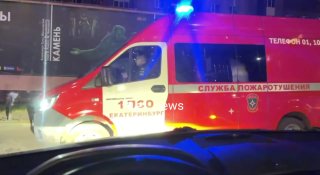 כבאים נמשכו לתיאטרון הדרמה על פי קוראי, הייתה נחשול מתח באזור. הרמזורים ליד התיאטרון עדיין לא פועלים. "היה…