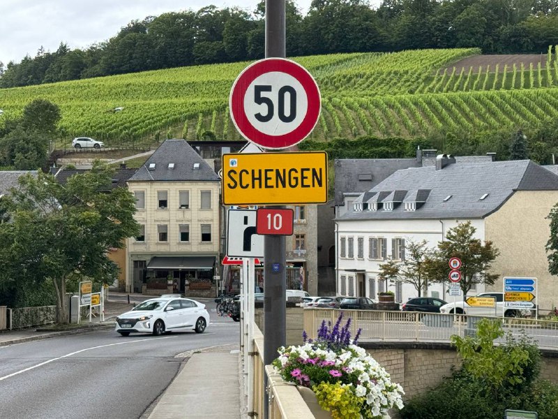 Schengen bestaat uit 29 “landen”…..🙃 Wanneer gaan de grenzen dicht, FRONTEX is zo lek als een mandje….😉 Foto 3: succes...