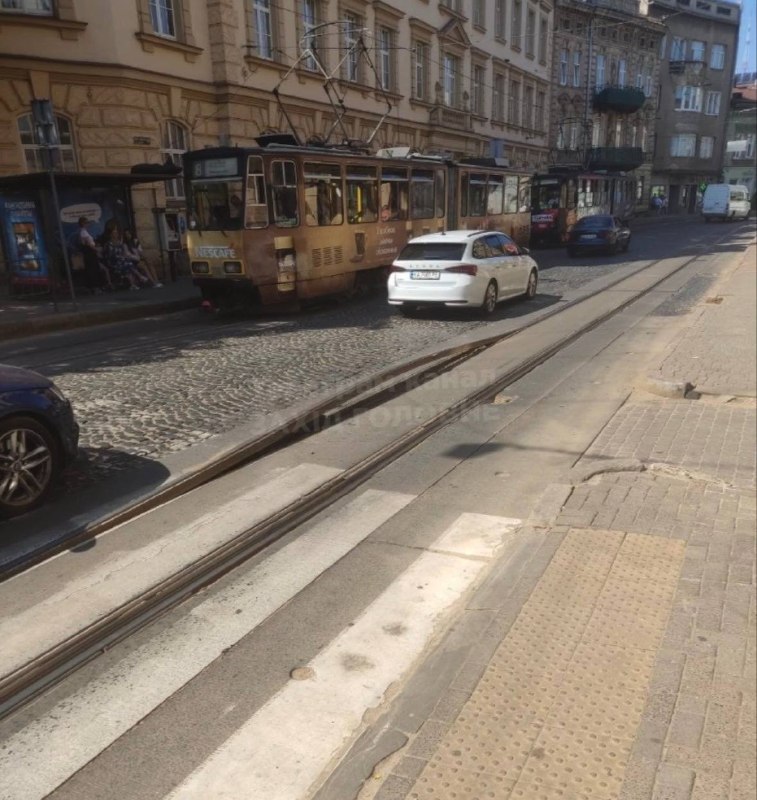 חום קיצוני בלבוב, אוקראינה, גרם לפסי החשמלית להתכופף ולשבש את התחבורה.