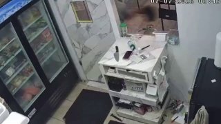 🇺🇸 A 36-year-old man has been arrested after allegedly throwing a Molotov cocktail at a church in Queens, New York.Follow us -> LiveLeak