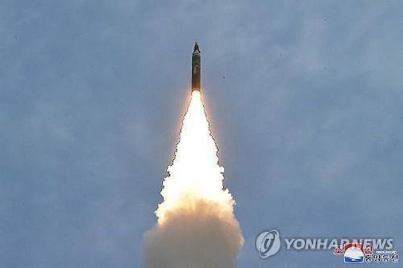 The South Korean military announced: North Korea fired at least one missile towards the East Sea on Sunday