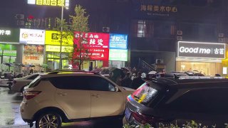 11月10日，江西省萍乡市莲花县御景湾小区，上百名业主以堵门方式强烈抗议物业强行加收停车费的规定。他们用车辆封堵小区入口，导致周边交通一度陷入瘫痪。查看原文