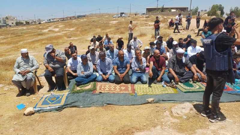 זה השבוע החמישי... פלסטינים מקיימים תפילת יום שישי באדמות "חאלת אל-חומוס" המאוימות על ידי ההתנחלות במסאפר י…