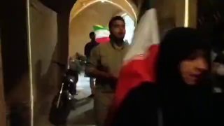 הנרטיב של אהבה ותובנה מהפכנית בסמטאות ההיסטוריות של יזד