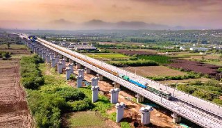 #通行线·铁路#【西十高铁陕西段完成铺轨】近日，随着最后一对500米长钢轨在云岭隧道内铺设到位，西十高铁陕西段长钢轨铺设任务已全部完成，标志着项目全面转入下一阶段施工。西十高铁陕西段全长169.4公里，本次正线铺轨总长近324公里。作为穿越秦岭山脉的高速铁路，西十高铁新建正线全长255.7公里，设计时速350公里。其地质条件极为复杂，全线桥隧比高达95%，最大坡度达25‰，堪称一条贯穿秦岭的「空中走廊」。西十高铁途经西安、商洛、十堰三市，建成后将与已通车的武汉至十堰高铁相接，共同构成贯穿中西部地区的高速铁路