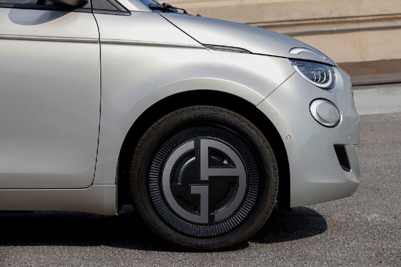 Новый FIAT 500e получил версию от Armani 3