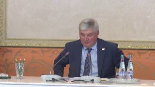 Два человека погибли, ещё 17 ранены в результате атаки беспилотников в Воронеже.  «Значительная часть раненых, в том числе двое тяжелораненых, пострадали в поезде, который двигался в левобережном пригороде Воронежа, когда на него упали обломки БПЛА. На мес