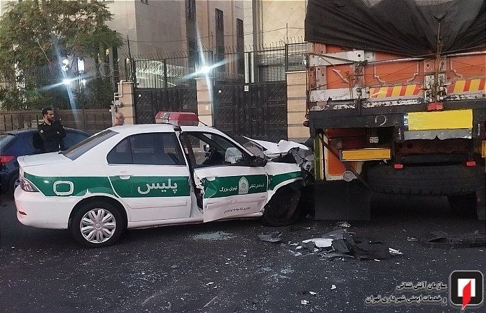 عملیات۱٢۵ | رسانه آتش نشانان ایران: 🔴 برخورد شدید خودروی پلیس با کامیون در تهرانپارس؛ مصدومیت و محبوسی سرنشیناندر این حادثه، راننده و سرنشینان خودرو که از پ