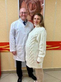 Петербурженка родила однояйцевую четверню. Это первый такой случай в России. Об этом сообщил заместитель главврача роддома № 10 профессор Евгений Михайлин. «Я эту пациентку консультировал как профессор-консультант в области гематологии-иммунологии репродук