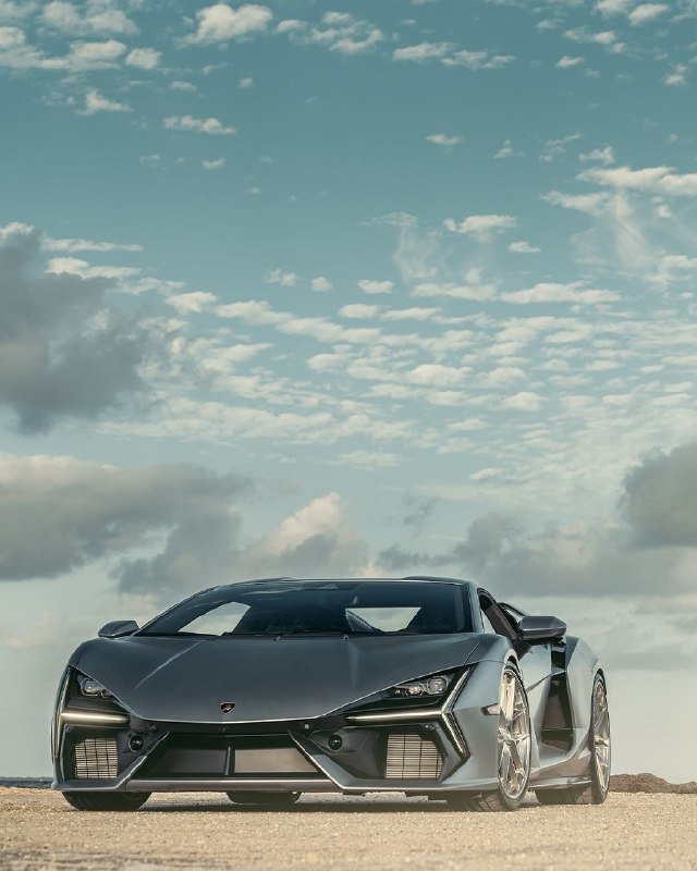 Lamborghini Revuelto 3