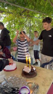 הם הקיפו את בר הממתקים ושרו בשמחה, פניהם מלאות שמחה ועיניהם אורו בחלומות ילדות פשוטים. אבל יד הבגידה הרגה א…