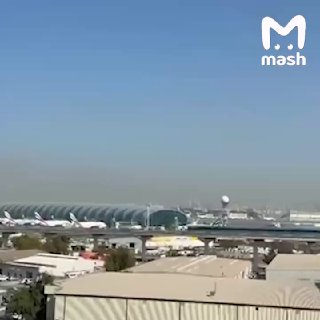 Иранский "Шахед" ударил по аэропорту Дубая. В терминале близ прилёта находились люди — сейчас их эвакуируют. Все ближайшие рейсы отменили.Первая атака Ирана на дубайские аэропорты произошла 1 марта — тогда авиасообщение оперативно прекратили. Сообщалось, ч