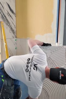 Совет от опытного плиточника Автор видео показывает, как правильно наносить плиточной клей с помощью зубчатого шпателя. Дизайн и ремонт Please open... - изображение 1 - telegram, view, совет