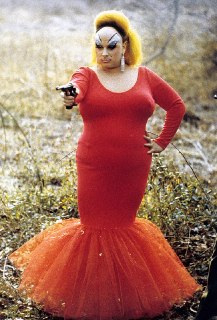 Я очень люблю аудиокниги и за годы прослушивания приобрёл довольно высокую резистентность к оговоркам, мелким ошибкам, огрехам монтажа, особенностям речи. Но есть одна вещь, которой я в аудиокнигах не терплю до такой степени, что после трёх секунд выключаю