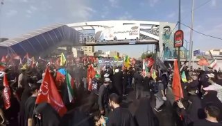 הציר בוכה ונועל נעליים