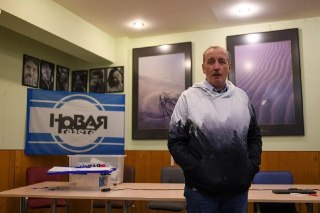 У главреда «Новой газеты» Сергея Соколова проходят обыски по уголовному делу о незаконном использовании и хранении персональных данных, пишет РБК. По этому же делу обвиняется журналист «Новый газеты» Олег Ролдугин. В июне его перевели из СИЗО под домашний 