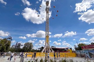 14 человек, среди них восемь детей, застряли на высоте около 40 метров на аттракционе "Стратосфера" в парке "Орион" на ВДНХ.Людей успокаивают через громкоговорители. Кабину аттракциона спускают с помощью лебёдки, также туда направили несколько автолестниц.