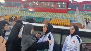 חוש ובש מוהג'רני, דוברות הממשלה עם הצוות הטכני של פרספוליס ומנחמת שחקני אסטגלאל לאחר הדרבי לנשים