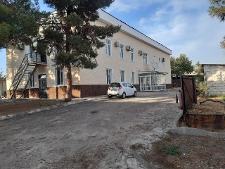 База с общей земельной площадью 43 сотка. Фасад 84 метра