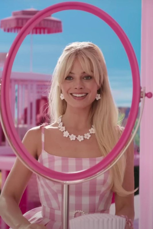 Ну что, друзья. Кена по мотивам «Барби» Греты Гервиг мы уже видели, теперь приготовьтесь увидеть Барби…Меня, пожалуй, не смущает лицо (оно просто непривычное, нет?), но с челкой, конечно, создатели промахнулись :)Ну что, друзья. Кена по мотивам «Барби» Греты Гервиг мы уже видели, теперь приготовьтесь увидеть Барби…Меня, пожалуй, не смущает лицо (оно просто непривычное, нет?), но с челкой, конечно, создатели промахнулись :)