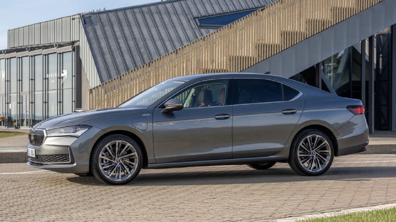 Новая Skoda Superb получила мощный гибрид 2