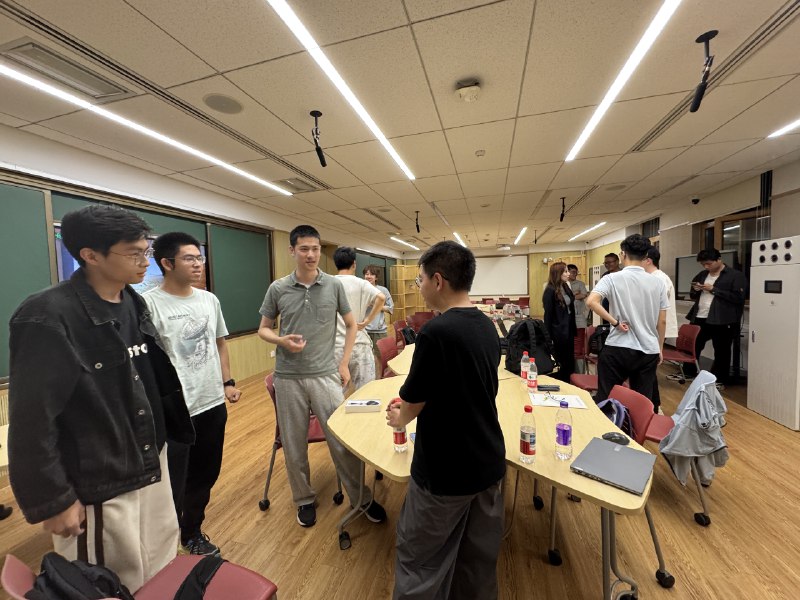 今晚北大学生AI创新会的“AI自习室”圆满结束！感谢三位嘉宾的就具身智能相关话题的精彩分享，笔芯各位同学的热情参与，现场互动氛围浓厚而热烈，大家交流意犹未尽