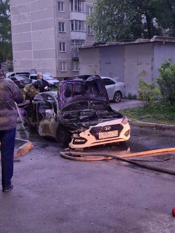 Легковушка взорвалась во дворе многоэтажки в Новосибирске 2