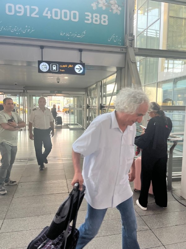 خبر ایران | irNews: بازگشت محسن نامجو به ایران پس از حدود ۲۰ سال محسن نامجو، خواننده و آهنگساز، با انتشار ویدیویی از بازگشت خود به ایران پس 
