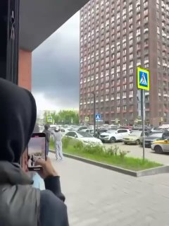 В результате попадания в жилой дом в подмосковных Котельниках есть как минимум один пострадавший, рассказал @varlamov_news очевидец.