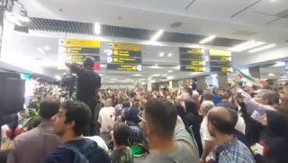 המנון איראן נוגן בטקס קבלת הפנים לנבחרת הכדורגל בנמל התעופה מהראבאד