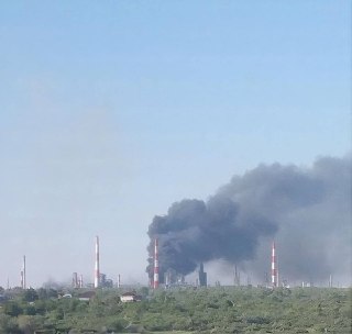 Два человека погибли в результате удара БПЛА по Сызрани, сообщил губернатор Самарской области Вячеслав Федорищев. Также чиновник заявил, что есть пострадавшие — их число он не уточнил и других подробностей тоже не привёл.В Минобороны РФ отчитались об уничт