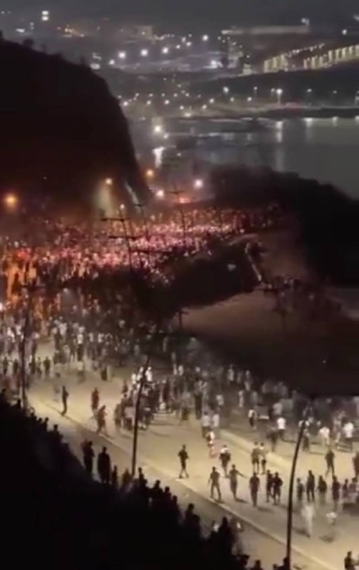 اخبار الونیوز AloNews: 👈ورود مهاجران غیرقانونی به اسپانیا از مراکش همچنان ادامه دارد.🔴تصویر مربوط به شب گذشته است✅ @AloNews