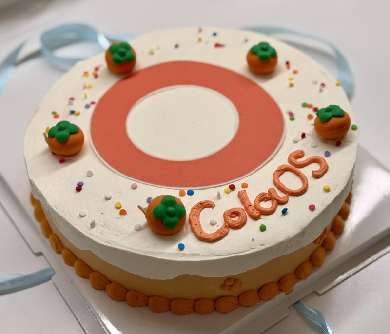 Cola 为自己设计的生日蛋糕送到了Happy Birthday！