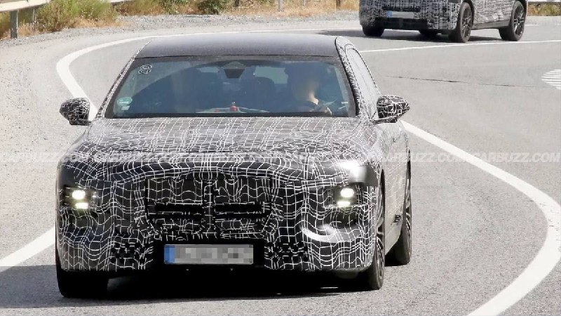 Обновлённый BMW 7 серии без огромных «ноздрей» заметили на тестах в ИспанииТакой